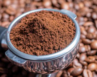 Ne jetez plus votre marc de café : cette astuce magique avec du bicarbonate va transformer votre ménage