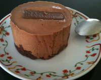 Mousse au chocolat sur croquant au chocolat praliné