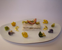 Mille-feuille de raie à l'anchoïade, farandole de choux aux éclats de noisettes, beurre blanc passion