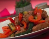 Le porc sauté aux poivrons et aux courgettes : Une recette toute simple, équilibrée et gourmande à préparer en moins de 30 minutes,…