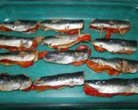 Servir les sardines tièdes décorées d'olives noires, de rondelles de citron et les accompagner du concombre, et du céleri.