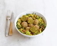 Ces petites balls vegan, cousines des falafels, remplacent les boulettes de viande. Servez-les accompagnées de spaghettis, de basilic et de sauce tomate, ou de…