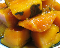 Morceaux de kabocha cuits dans un bouillon typiquement japonais à base de sauce soja, mirin, sucre et sel.