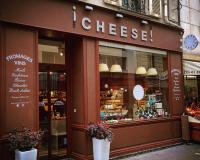 Gilles Clayeux, fromager à Paris dans sa boutique « Cheese »