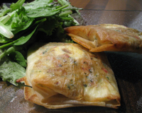 Brick à l'œuf avec oignons, fromage et herbes fraîches