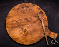 Votre planche à découper en bois commence à s'abîmer ? Voici comment la rendre comme neuve avec quelques ingrédients du placard