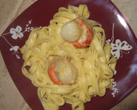 Saint Jacques avec pâtes à la créme fraiche et au safran.