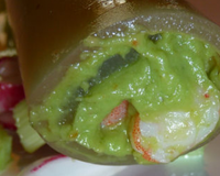 Crevettes servies avec un Guacamole, le tout roulé dans un Cannelloni de pamplemousse à l'agar, et accompagné d'une petite salade croquante de saison.