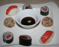 Un aperçu d'une partie de la cuisine japonaise via la réalisation de sushi.