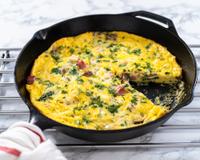 Simple, rapide et irrésistiblement bonne : testez notre recette de frittata aux épinards et au jambon !