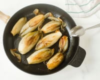 J’ajoute cet ingrédient dans mes endives pour adoucir leur amertume, et ça change tout (et ce n’est pas du miel)