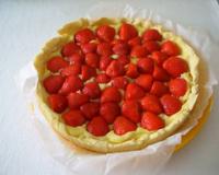 C'est la tarte que ma maman faisait tous les dimanches pendant la période des fraises bien sur !