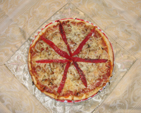 Pizza simple à base de sauce tomate, d'oignons et de poivron rouge. Simple et rapide, tout le monde aime les pizzas alors cette recette est à tester sans hésiter.