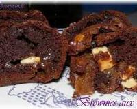 Brownies au caramel, chocolat noir et blanc, et noix.