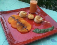 Brochette de Saint-Jacques, carpaccio de poivron et gaspacho express