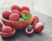 On a enfin trouvé la meilleure façon d’ouvrir les litchis sans s’en mettre partout
