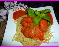 Spaghetti aux boulettes avec sa sauce tomate, lait de coco et amande.