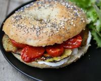 Un bagel parfumé au parmesan, une fine couche de moutarde au miel, des aubergines grillées, de la mozzarella et des tomates confites tellement fondantes... A tester de…