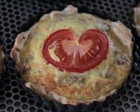 Des petites tartelettes prêtes en un rien de temps... parfaites pour les soirs où l'envie de cuisiner n'est pas là... une recette 'vide frigo' comme je l'appelle.