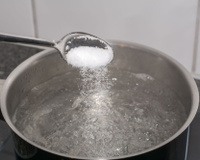 Est-ce que cela sert vraiment à quelque chose de saler l’eau des pâtes ?