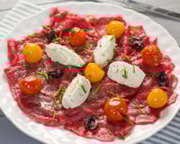 Carpaccio de bœuf, tomates confites, olives noires au Tartare ail et fines herbes