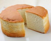 Un gâteau simple et très moelleux à garnir avec de la confiture, de la crème pâtisière ou crème au beurre.
