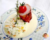 Des paupiettes de lotte enrobées d'un jambon de pays avec un riz très coloré un mélange de courgette, carottes et du safran.