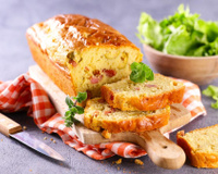 Voici notre recette de l’incontournable cake salé jambon-olive qui met tout le monde d’accord à l’apéro !