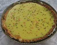Une pâte feuilletée toute prête à précuire un sachet de crème patissière à préparer et verser sur la pâte précuite laisser ensuite réfroidir.
