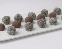 Des petites truffes au chocolat classiques ou version noix de coco / pistaches pour encore plus de gourmandises à l'heure du café ou comme idée originale…