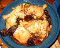 Tajine de poulet aux pruneaux sur courgettes & pois chiches