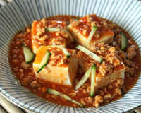 Une recette typiquement sichuanaise à base de tofu fondant et de sauce au porc.