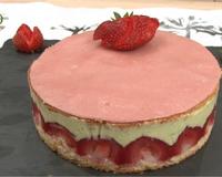Le fraisier est un classique en matière de dessert aux fraises. Aussi joli que délicieux, le gâteau fraisier a tout pour plaire !