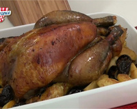 Chapon de pintade aux pommes et aux pruneaux