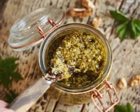 Marre du pesto classique ? Transformez de simples noix en un pesto d'automne ultra-crémeux en 5 minutes