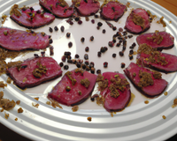 Carpaccio de magret et copeaux de foie gras au poivre rose de Bourbon