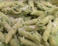 Des pâtes accompagnées d'un pesto maison ... A essayer ! Un vrai régal pour petits et grands !