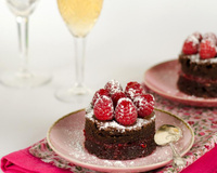 Gâteau au chocolat noir et framboises