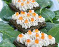 De délicieux canapés au saumon et épinards. Une recette proposée par Aude du blog La cuisine d'Audinette.