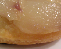 Une tartelette tatin aux échalotes fondantes...qui cache une coeur fondant au chèvre frais.