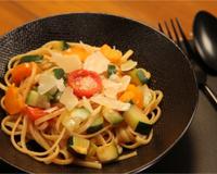 Faire cuire des pâtes sans les égoutter et tout servir dans le même ? Et oui, c'est le one pot pasta, la nouvelle tendance qu'on adore !