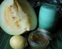 Il s'agit d'une pastèque qui ne peut être utilisée que pour la confiture.Elle est ronde, verte et pèse environ 2,5 kgCette confiture est parfumée au citron et à la vanille.
