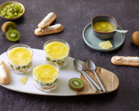 Panna cotta au kiwi, ananas et biscuits à la cuillère