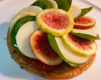 Rosace de pur Brebis et figues sur un sablé aux noix