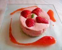 Un entremet fraise basilic sur un croustillant pistache un délice!Le basilic et la fraise se marie délicieusement bien!