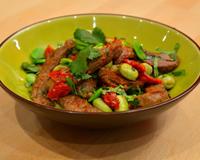 Un émincé d'agneau cuit rosé, servi avec des fèves croquantes et une vinaigrette tiède à l'orange. La version été…