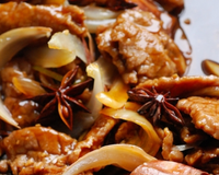 Un boeuf à l'asiatique accompagné d'oignons et parfumé à la badiane.