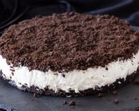 Ce gâteau est comme un biscuit Oreo mais dans un bien plus grand format. Vous allez adorer cette recette si vous êtes fan des Oreos.