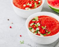 Super rafraîchissante, cette recette de gaspacho à la pastèque va devenir votre entrée préférée cet été