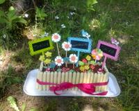 Le gâteau est au chocolat, une recette que me faisait ma mère pour nos anniversaires à mon frère et à moi et que je fais maintenant pour ma fille. Les années ont passé...…